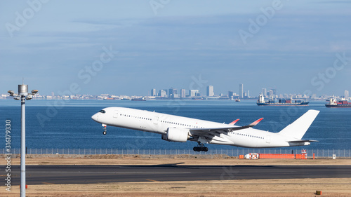 青空を背景に羽田空港を離陸する飛行機