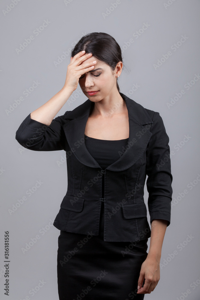 donna manager con un gran mal di testa si tiene le tempie dal dolore - isoplata su sfondo grigio donna manager con un gran mal di testa si tiene le tempie dal dolore - isoplata su sfondo grigio