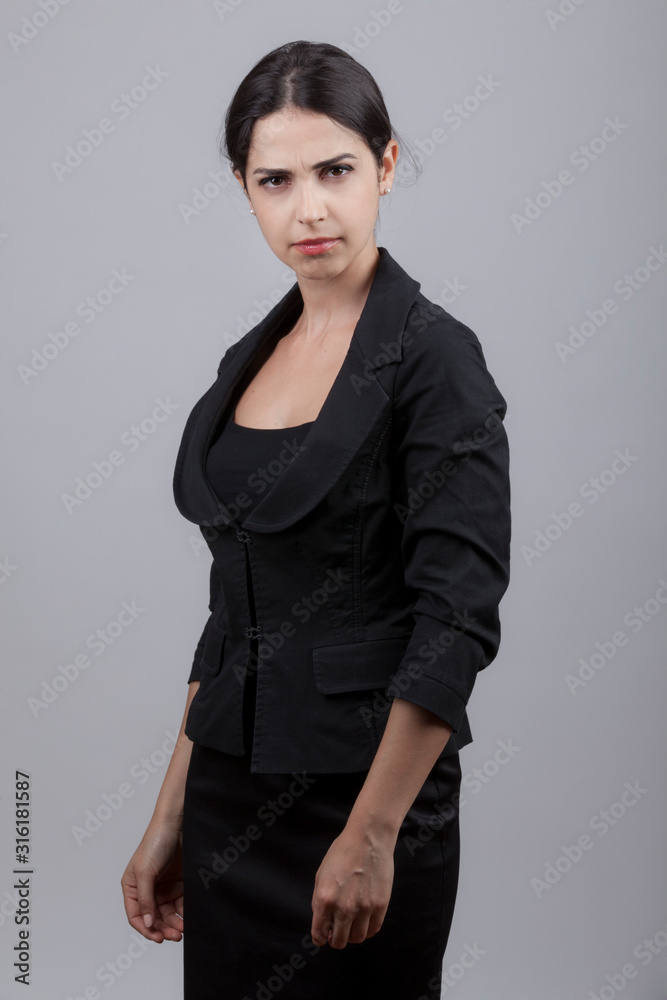 donna in tailleur guarda severa donna in tailleur guarda severa