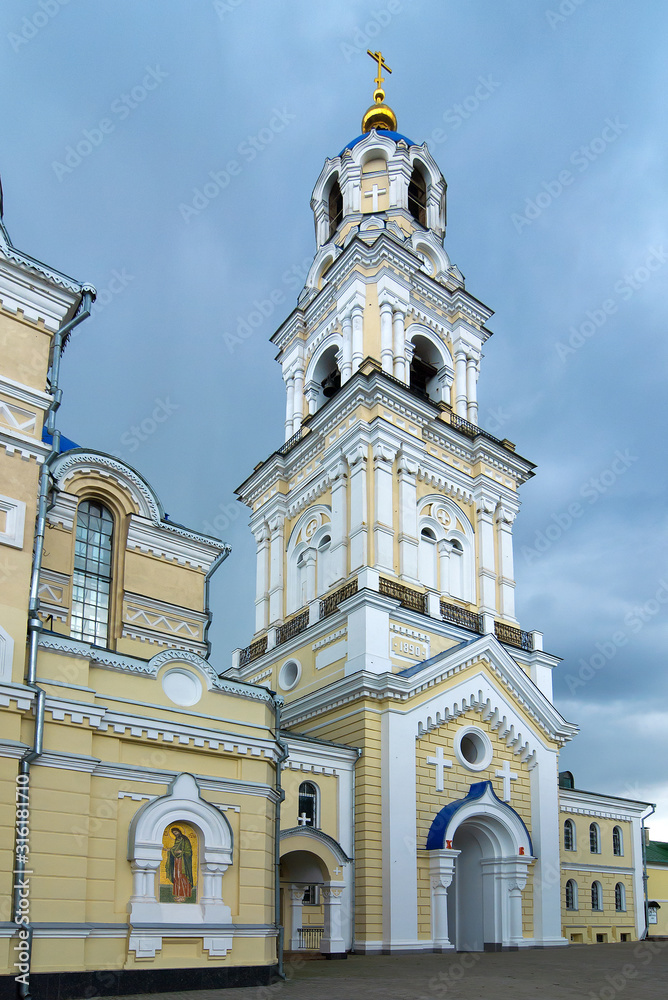 Obraz premium Kaluga, Russia-April 27, 2018: Uspensky monastery of Tikhonov Pustin, Kaluga. Bell Tower Of The Cathedral Of The Assumption Of The Blessed Virgin Mary