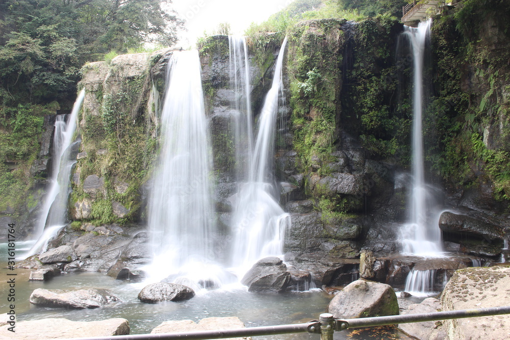 Obraz premium 鹿児島県の曽於市にある桐原の滝