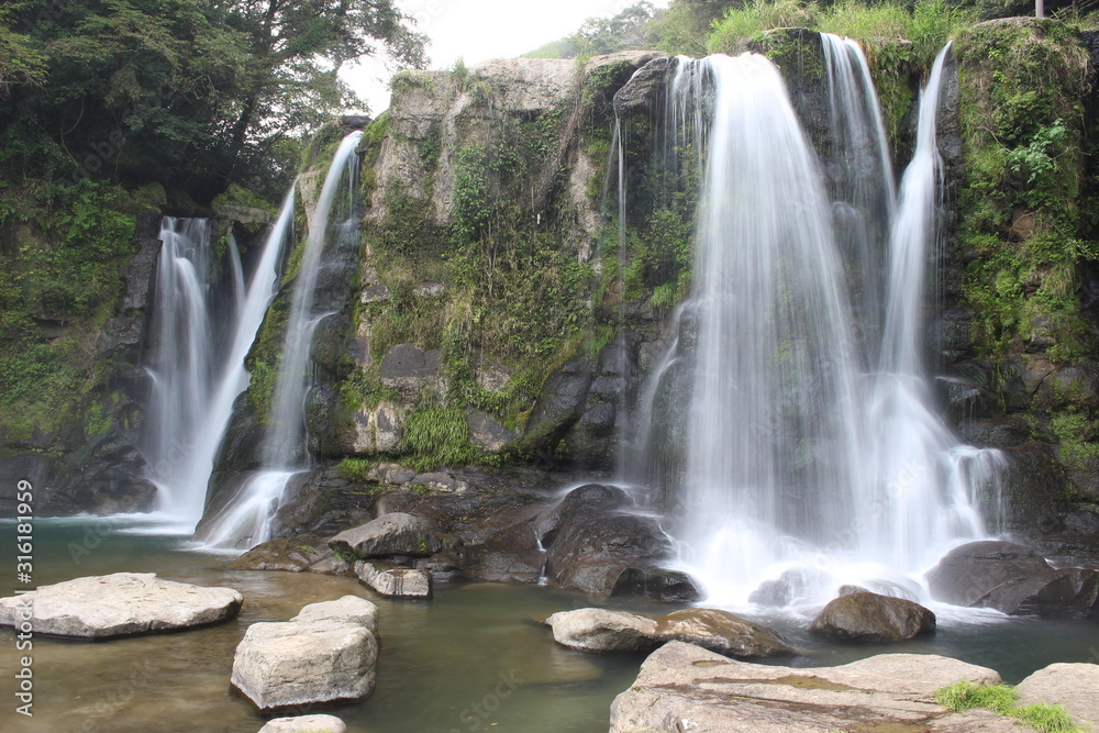 Fototapeta premium 鹿児島県の曽於市にある桐原の滝