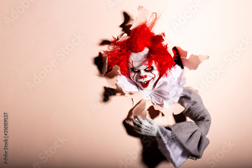Fotografia, Obraz scary clown killer breaks through the wall