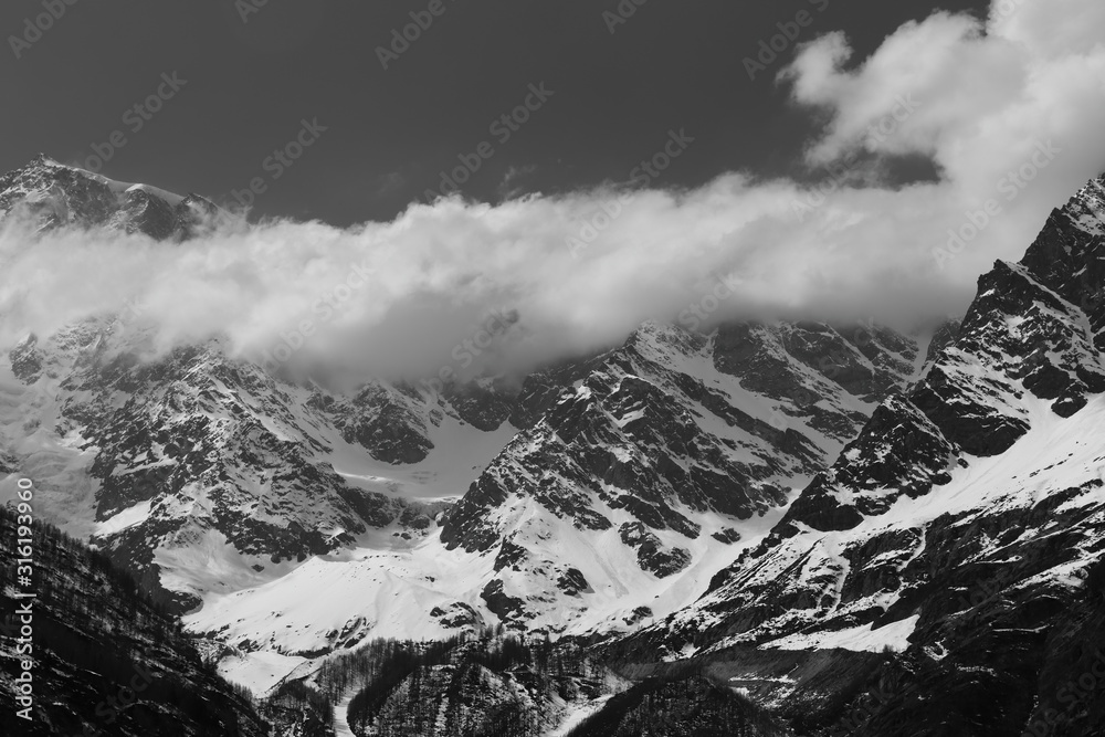 Obraz premium Particolare del Monte Rosa in bianco e nero con nuvole
