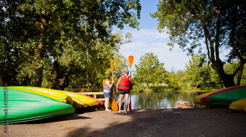 Fototapeta Naklejka Na Ścianę i Meble -  Kayak en bord de rivière. France