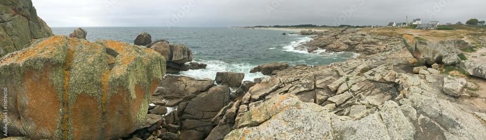 Rochers sur la côte à Lesconil en Bretagne Finistère	