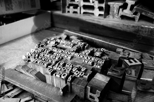 Primo piano di oggetti, lettere e blocchi di stampa di tipo metallico di una vecchia tipografia, foto in bianco e nero photo