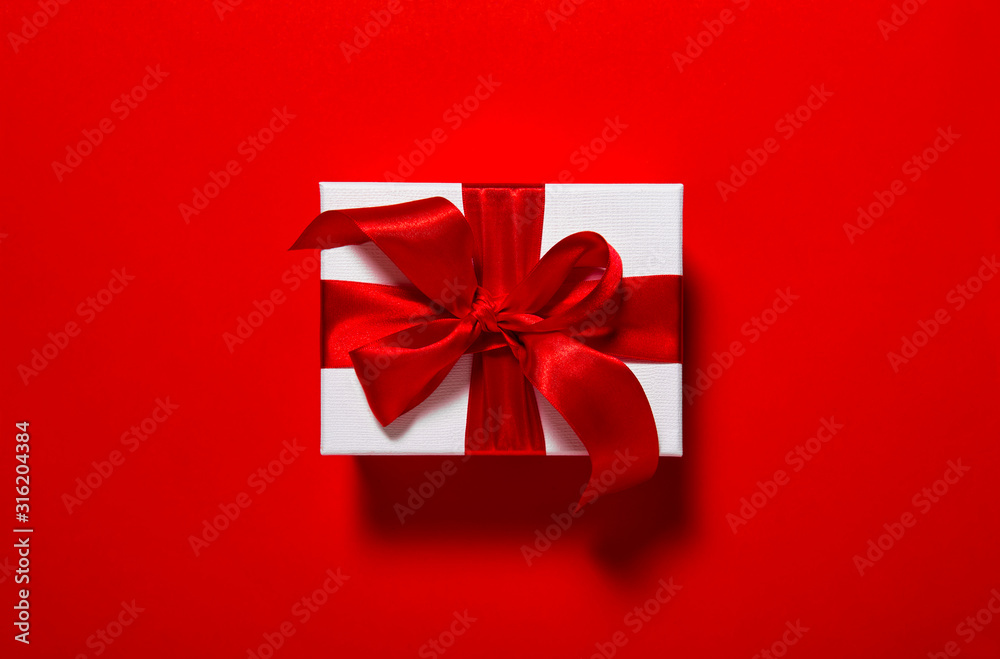 Gift box red ribbon bow card - obrazy, fototapety, plakaty 
