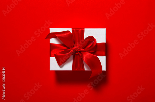Gift box red ribbon bow card © LiliGraphie
