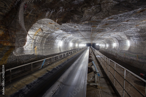 Fotografia Underground salt potash mine transporter