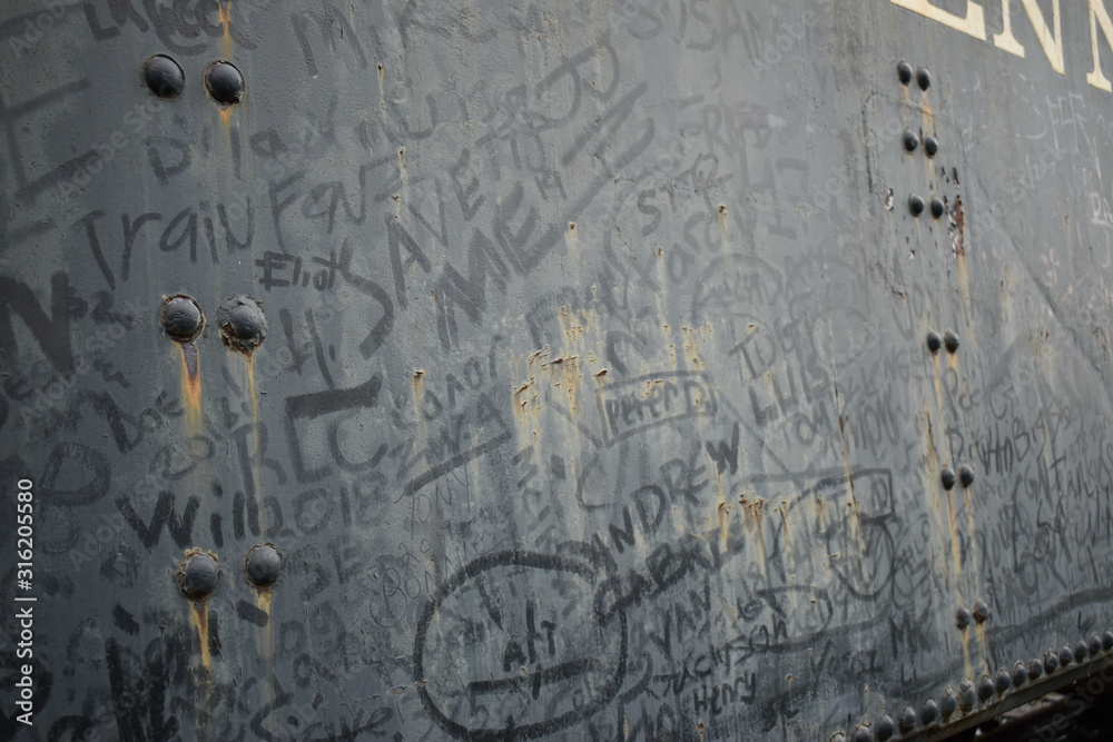 Obraz premium graffiti on an abandoned train engine