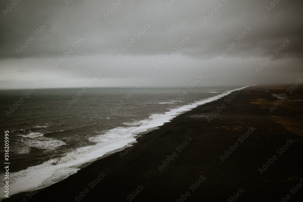 Fototapeta Czarna, piaszczysta plaża
