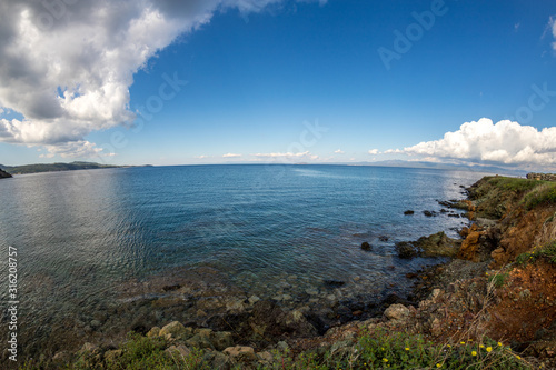 Traumhaft schöne Bucht in Griechenland © parallel_dream