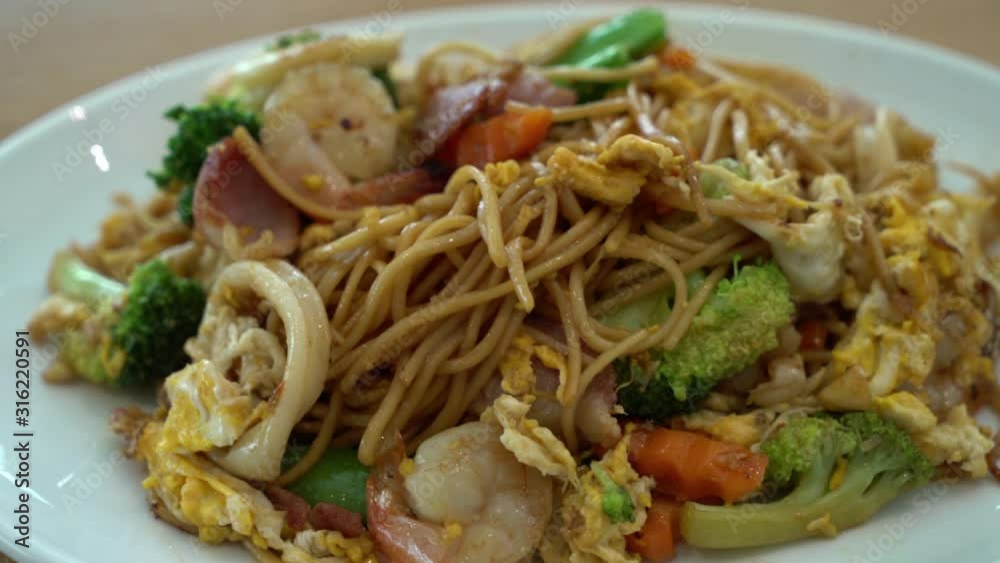 stir-fried noodles with seafood and vegetable stir-fried noodles with seafood and vegetable
