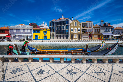 Fotografie Art Nouveau Buildings And Boats - Aveiro, Portugal