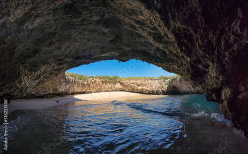 Fotografia, Obraz Hidden beach in the Marietas Islands at the mexican Pacific