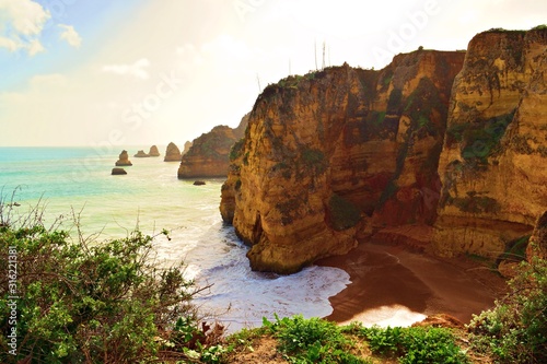 paesaggio della bellissima spiaggia di Praia da Dona Ana situata a Lagos nella regione dell'Algarve, nel sud del Portogallo sull'oceano Atlantico