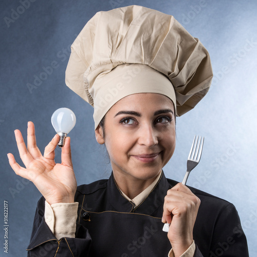 chef donna ha un idea geniale per una ricetta photo