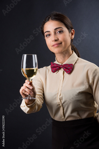 cameriera serve il vino in un calice