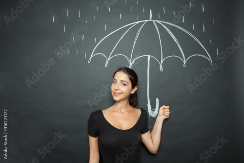 donna vestita di nero sotto la pioggia con ombrello disegnato photo