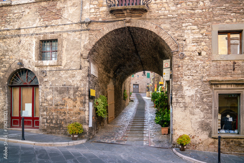 Fototapeta Naklejka Na Ścianę i Meble -  Arc and stone staircase in the street of Spoleto town