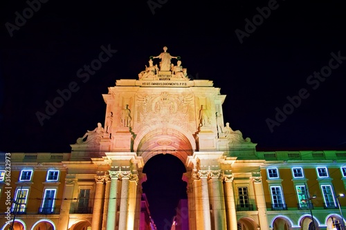 Arco trionfale di Rua Augusta, un maestoso arco che si apre verso l'interno del quartiere Baixa nella città di Lisbona, in Portogallo, che collega la grande Piazza del Commercio a Rua Augusta photo