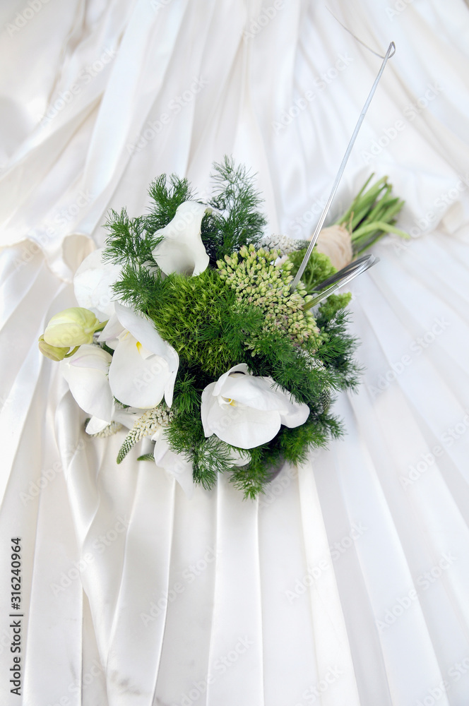Elegante ramo de flores de alcatraz de color blanco y verde Stock Photo |  Adobe Stock