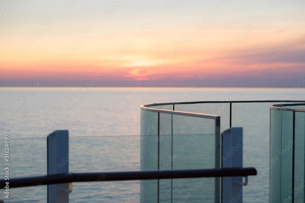 Blick auf den Sonnenuntergang am Horizont vom Deck eines Schiffes aus Blick auf den Sonnenuntergang am Horizont vom Deck eines Schiffes aus