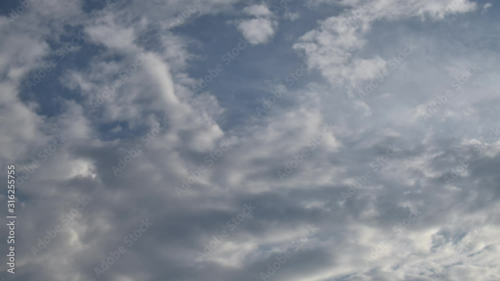Time Lapse de las nubes en movimiento tranquilo en luz de la mañana