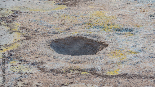 Schwefelfumarolen mit Schwefelkristallen auf dem Stefanos-Krater Nisyros Griechenland photo