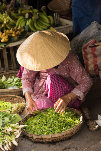 Vietnamesische Marktfrau mit Kegelhut