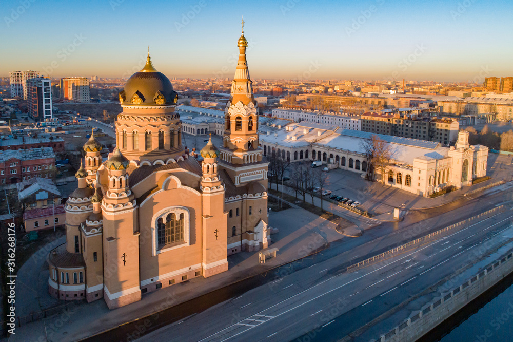 Obraz premium Morning in Petersburg. St. Petersburg from a height. Cities of Russia. Obvodny canal embankment. Religious building. Church on the embankment of the Obvodny canal. Church Of The Resurrection.