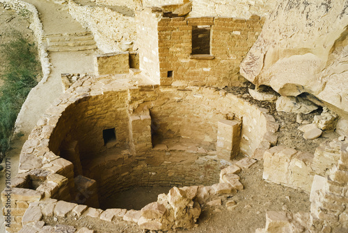 Tableau sur toile Kiva, a Round Ceremonial Room in Cliff Palace Ruins, Mesa Verde National Park, C