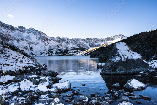 Fototapeta Naklejka Na Ścianę i Meble -  Zimowy krajobraz w Tatrzańskim Parku Narodowym. Tatry Dolina Pięciu Stawów. Jezioro w górach zimą. 
