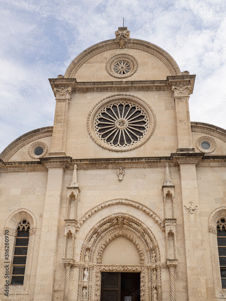 Fachada de la Catedral de Santiago de estilo gótico y renacentista en Sibenik, Croacia, verano de 2019