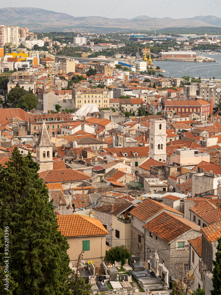 Vistas de la ciudad de Sibenik desde la fortaleza de San Miguel en Croacia, verano de 2019