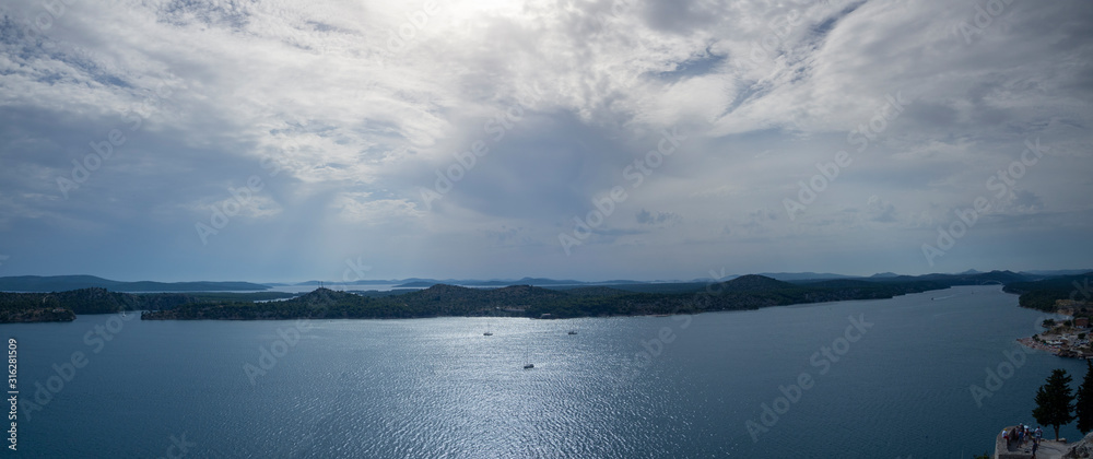 Obraz premium Vistas panorámicas del paisaje marítimo de Sibenik desde la fortaleza de San Miguel en Croacia, verano de 2019