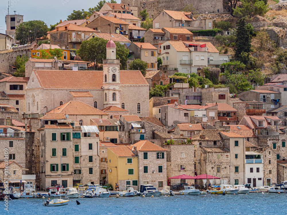 Paisaje urbano con fachadas antiguas de los edificios de la ciudad de Sibenik, Croacia, verano de 2019 Paisaje urbano con fachadas antiguas de los edificios de la ciudad de Sibenik, Croacia, verano de 2019