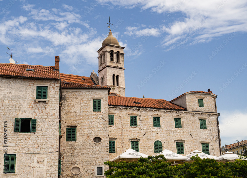 Paisaje urbano con fachadas antiguas de los edificios de la ciudad de Sibenik, Croacia, verano de 2019