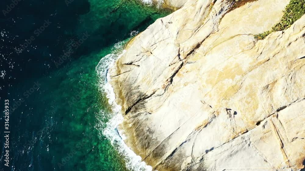 Les vagues de la mer Méditerranée, couleur turquoise, s'écrasant sur les rochers en Corse, en France