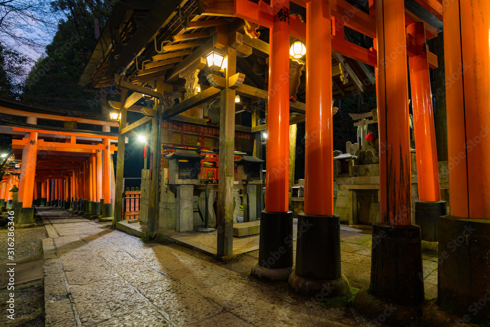 京都伏見稲荷大社夜の千本鳥居参道 Stock Photo Adobe Stock
