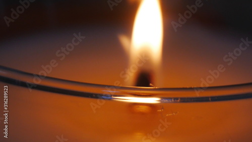Questa è una foto macro di una candela utilizzabile come sfondo photo