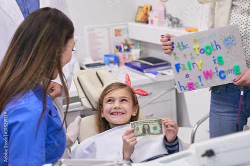 Canvas Print Tooth fairy rewarding little girl