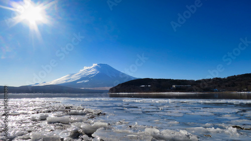 富士山 山中湖 氷 凍結 雪山 湖 氷