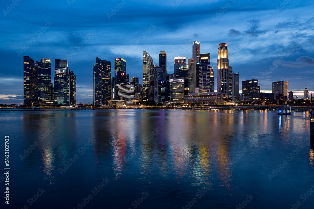 Obraz premium Singapore skyscrapers at magic hour