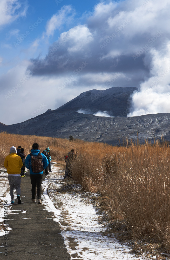 Fototapeta premium 阿蘇山の風景。活火山。日本、熊本、阿蘇くじゅう国立公園。