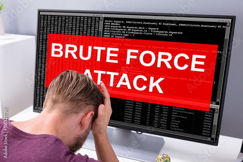 Foto Worried Man At Computer With System Failure On The Screen