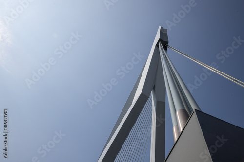 Brücke in Rotterdamm unter blauem Himmel