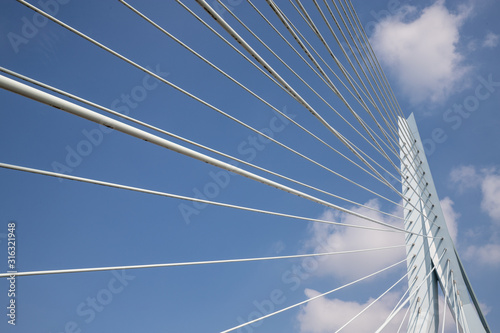 Brücke in Rotterdamm unter blauem Himmel