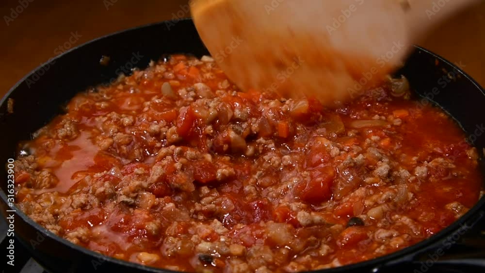 ミートソースの調理シーン